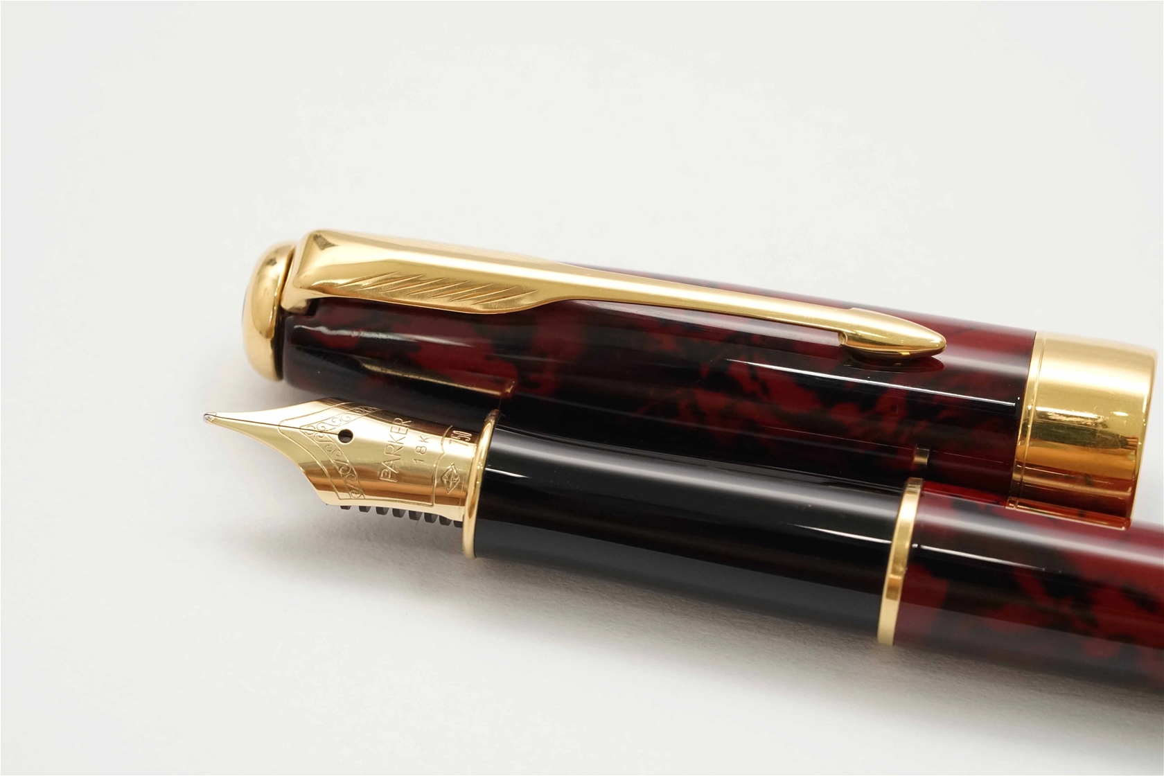 Bút máy Parker Sonnet Premier Red Marble Lacquer GT 18K F